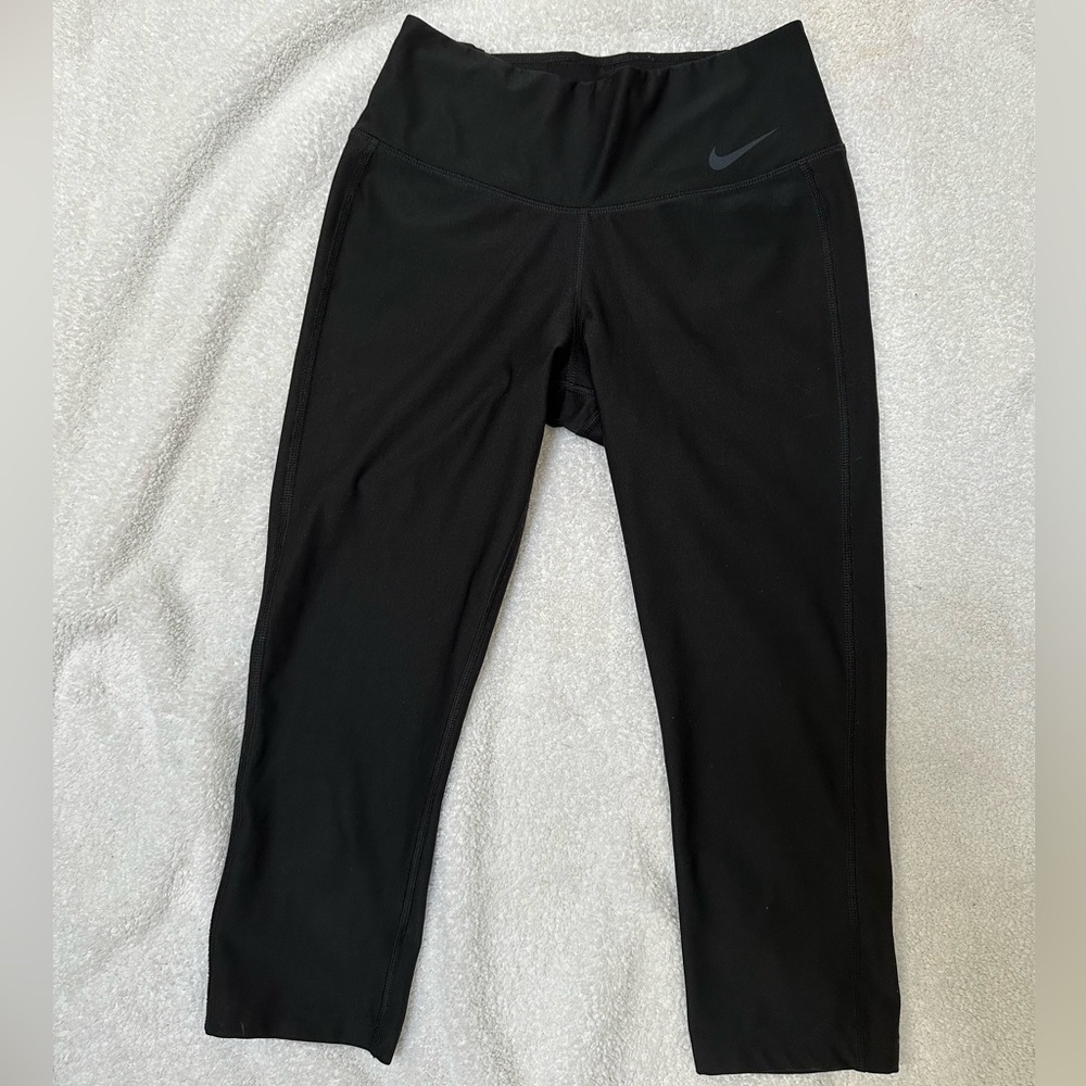 Black Nike cropped leggings